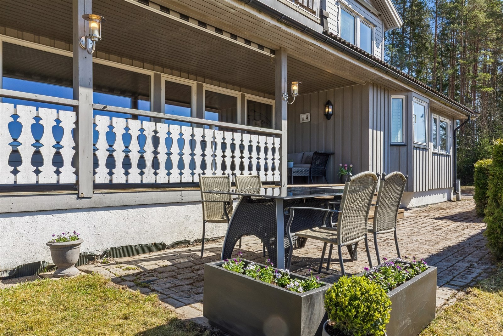 Uteplass med belegningsstein i direkte tilknytning til verandaen. Galleribilde