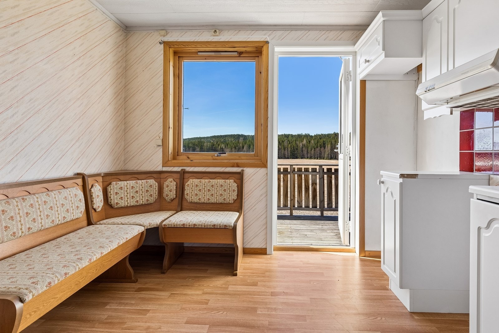 Fra kjøkkenet er det utgang til en syd-vestvendt altan på 4 m². Altan er vurdert til TG3. Galleribilde