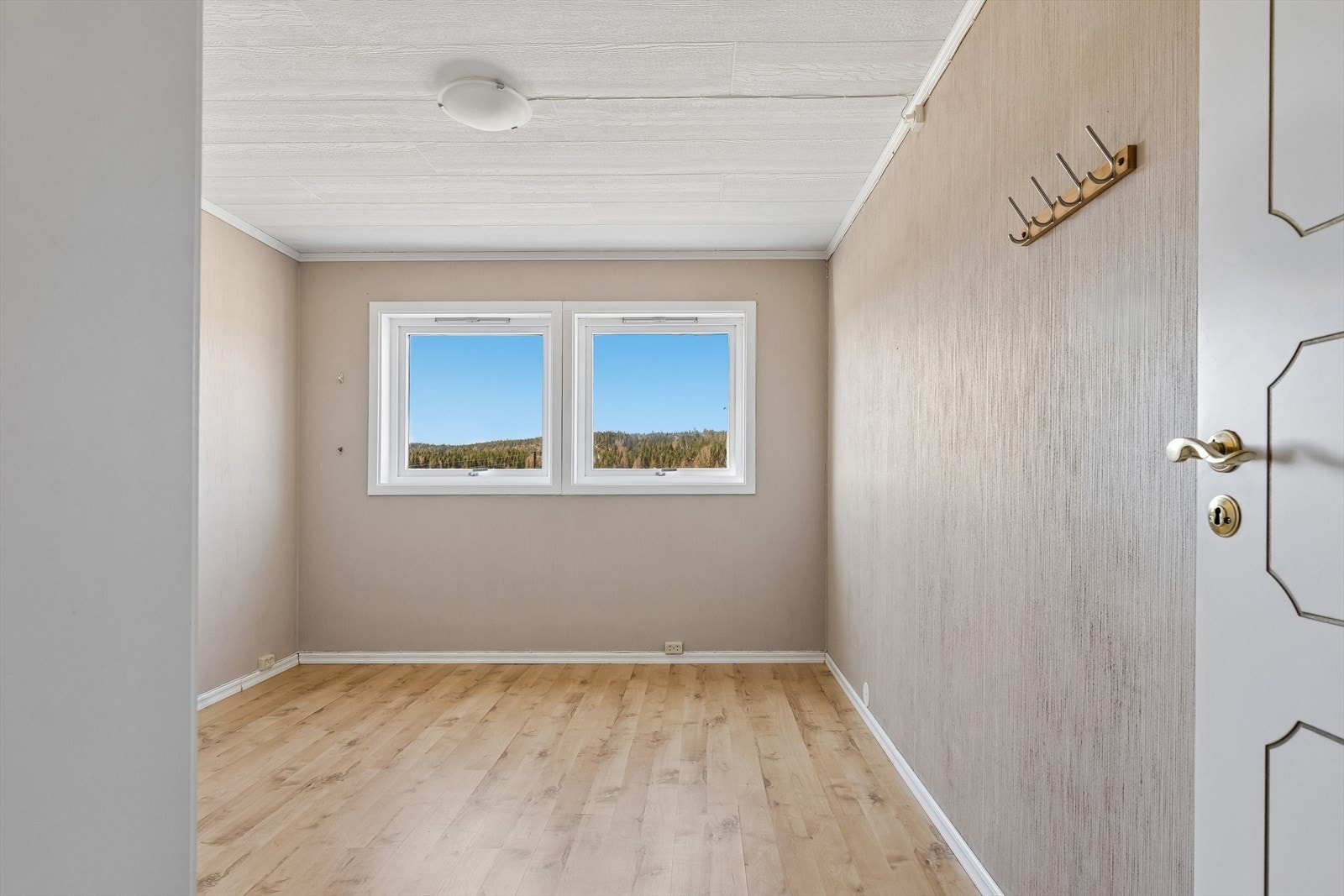 Det andre soverommet i etasjen er lyst og har plass til seng og oppbevaring. Galleribilde