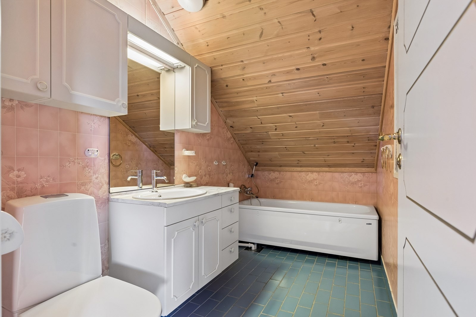 Badet i andre etasje har flislagt gulv med gulvvarme, badekar og trepanel i himling. Badet er vurdert til TG3. Galleribilde