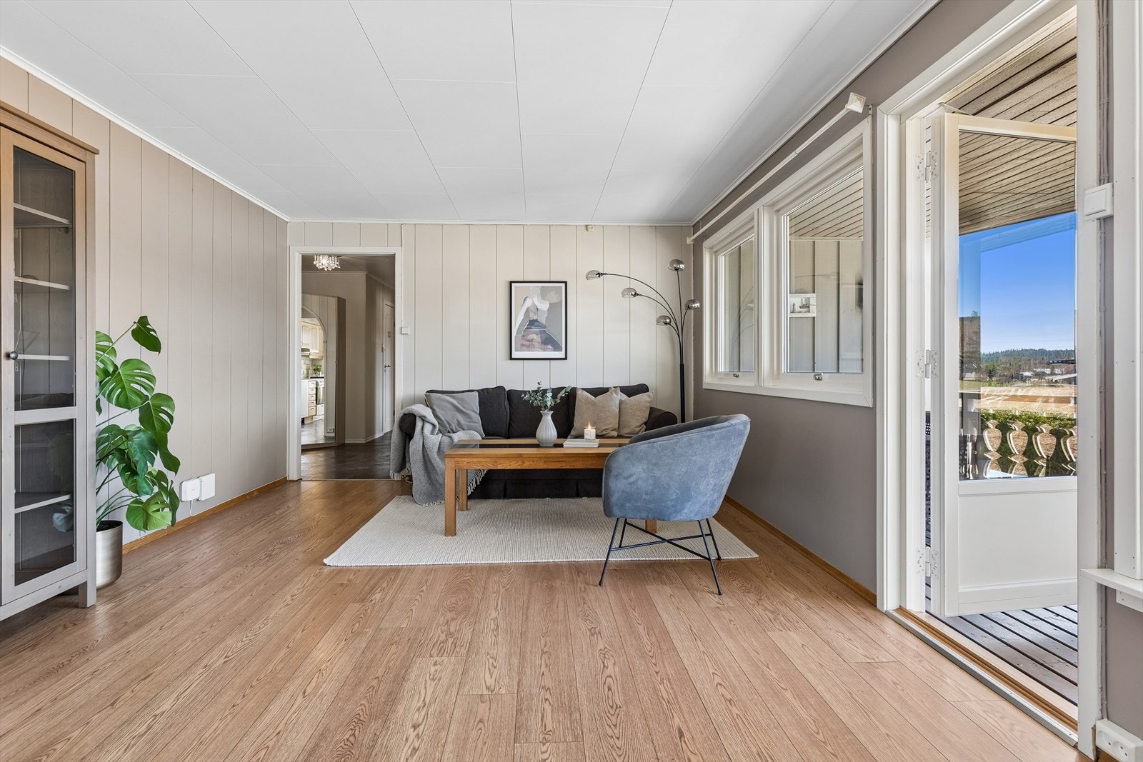 Stuen er lys og enkel å innrede etter eget ønske. Galleribilde