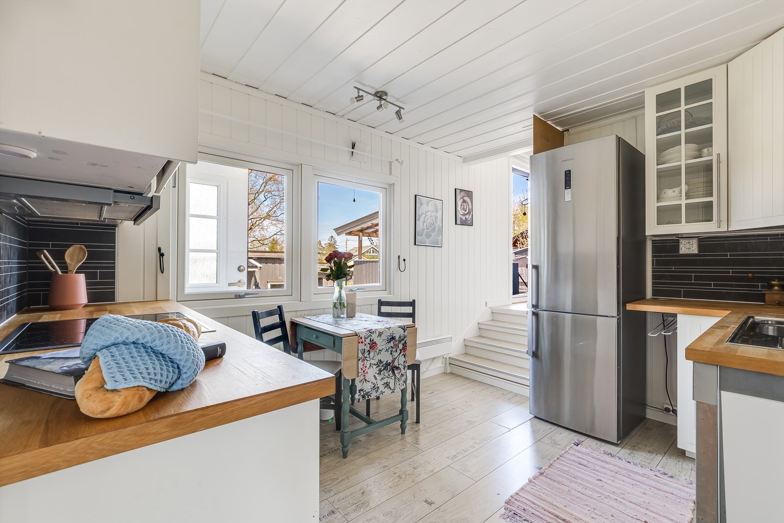På kjøkkenet er det også fin plass til en spisegruppe. Galleribilde