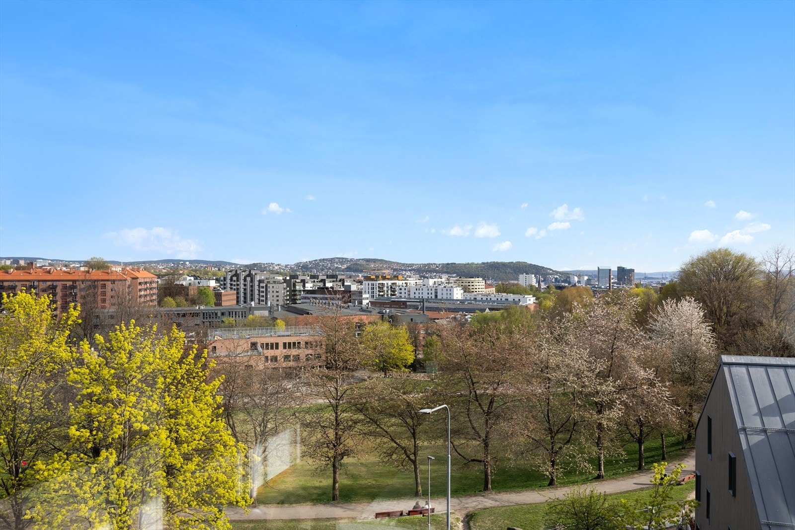Leiligheten ligger i umiddelbar nærhet til Myraløkka, en idyllisk park langs Akerselva med grønne omgivelser, turstier og rekreasjonsmuligheter året rundt. Galleribilde