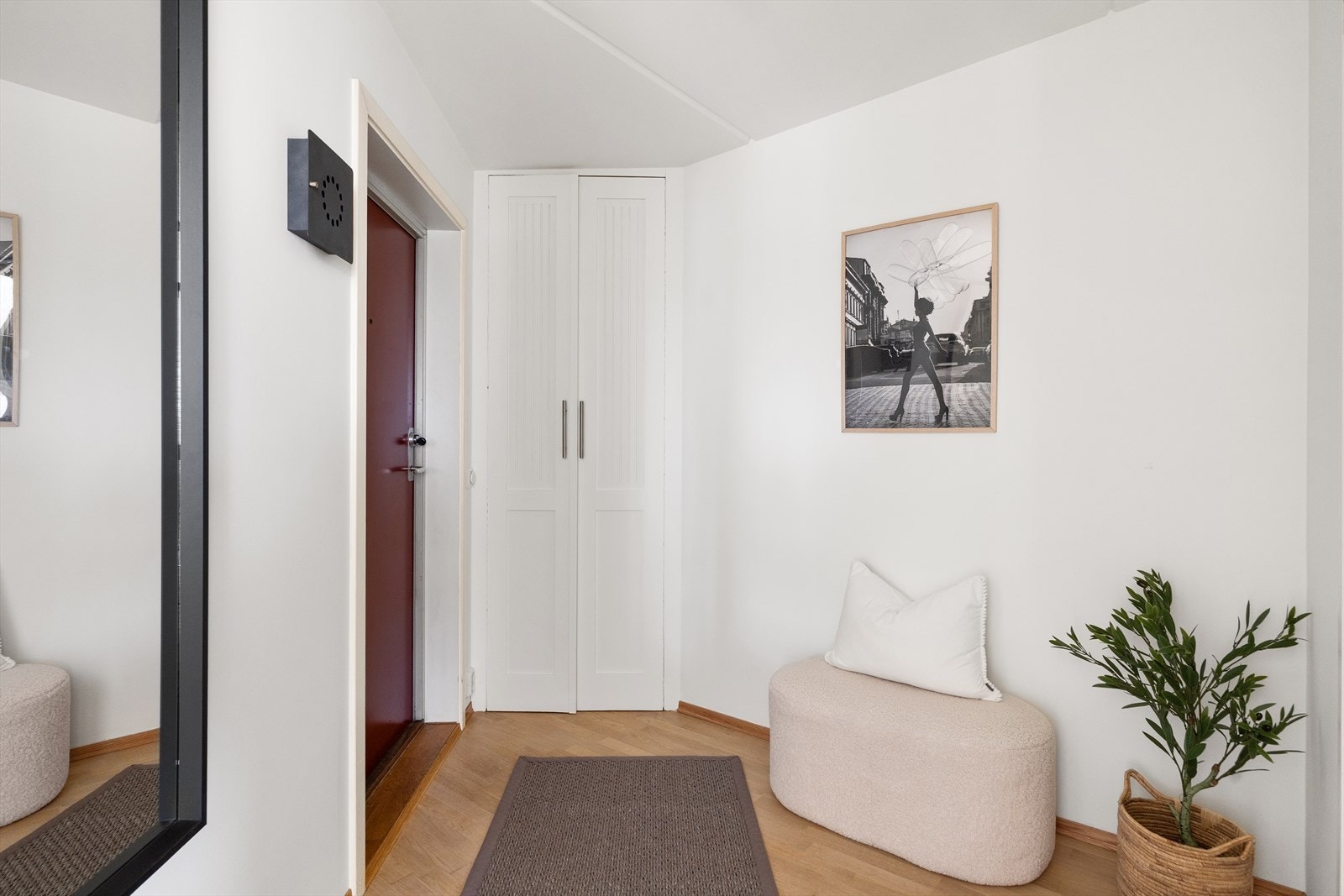 Leiligheten har en innbydende entré som skaper et umiddelbart godt førsteinntrykk. Galleribilde