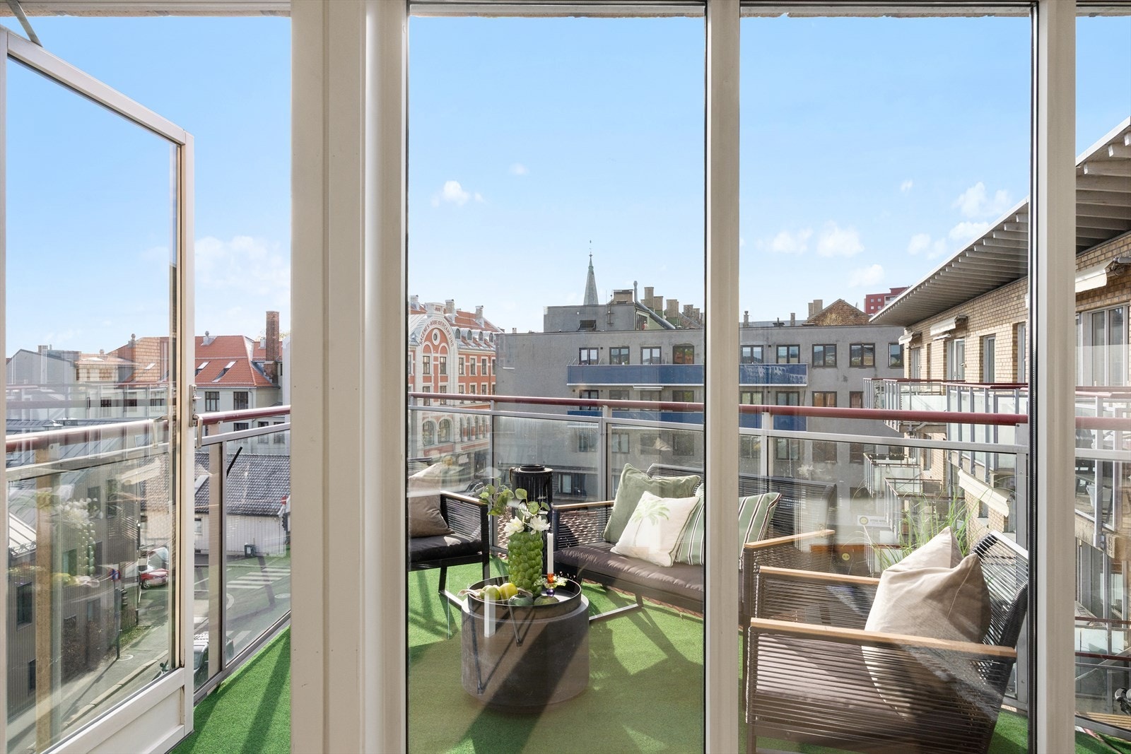 Fra stuen er det utgang til den flotte balkongen. Galleribilde