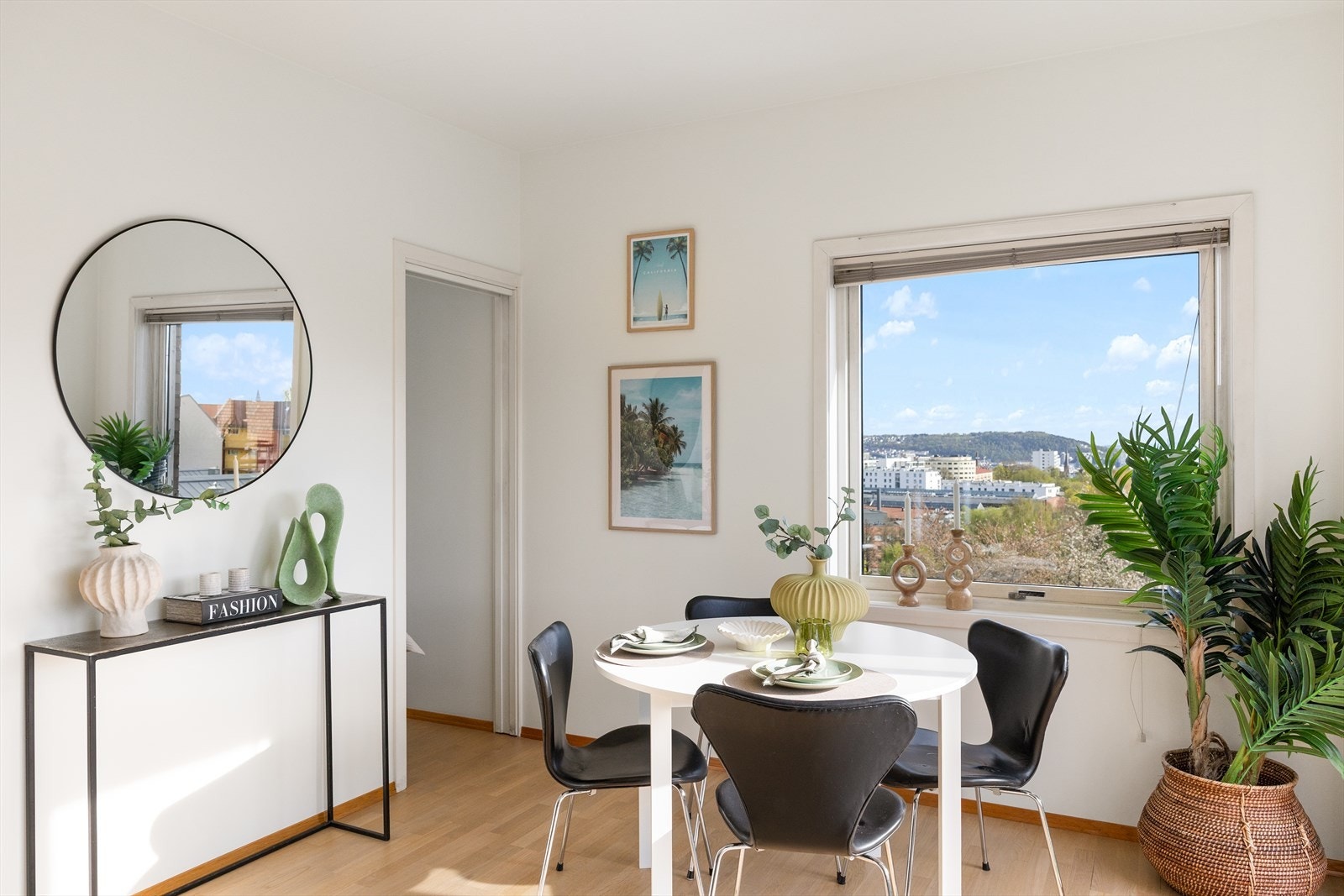 Det er god plass til en hyggelig spiseplass ved vinduet, som innbyr til sosiale sammenkomster og gjestebesøk. Galleribilde