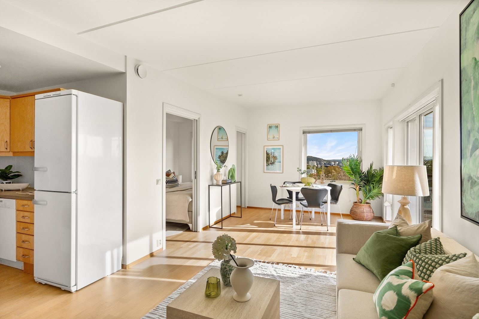 Planløsningen åpner opp for flere møbleringsmuligheter med god plass til sofagruppe, TV-møbler og spisebord med tilhørende stoler. Galleribilde