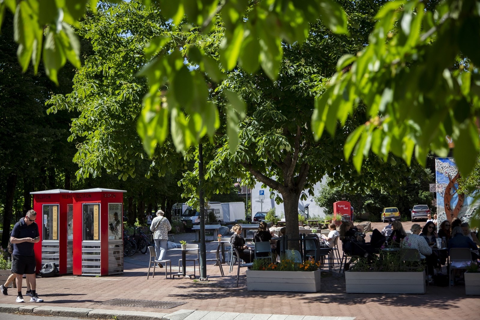 Sagene byr på et rikt utvalg av hyggelige uteserveringer og et levende nærmiljø. Galleribilde
