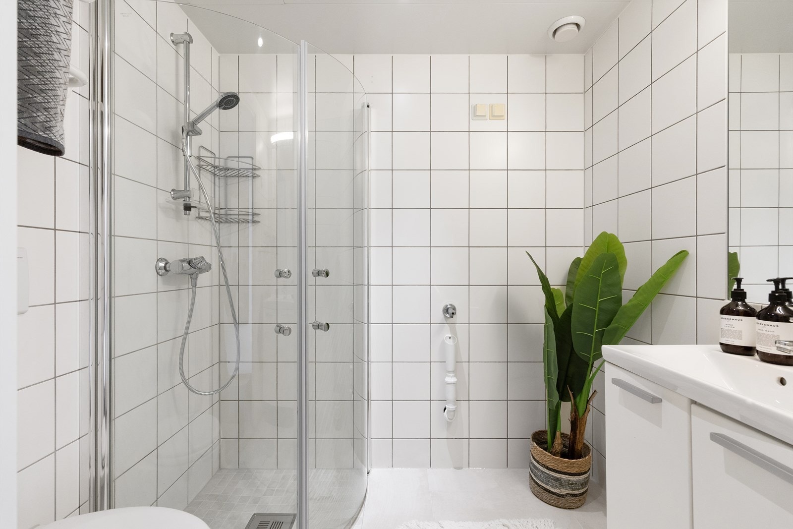 Pent, flislagt baderom med gulvvarme og downlights i himlingen. I 2026 ble baderomsgulvet oppgradert med nye, større fliser lagt på eksisterende underlag. Galleribilde