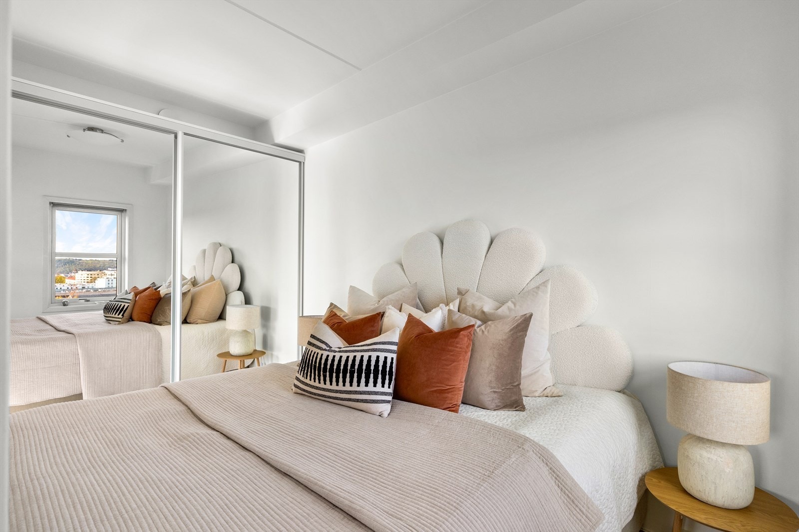 Rommet har også rikelig med oppbevaringsplass i en romslig skyvedørsgarderobe med speilfronter. Galleribilde