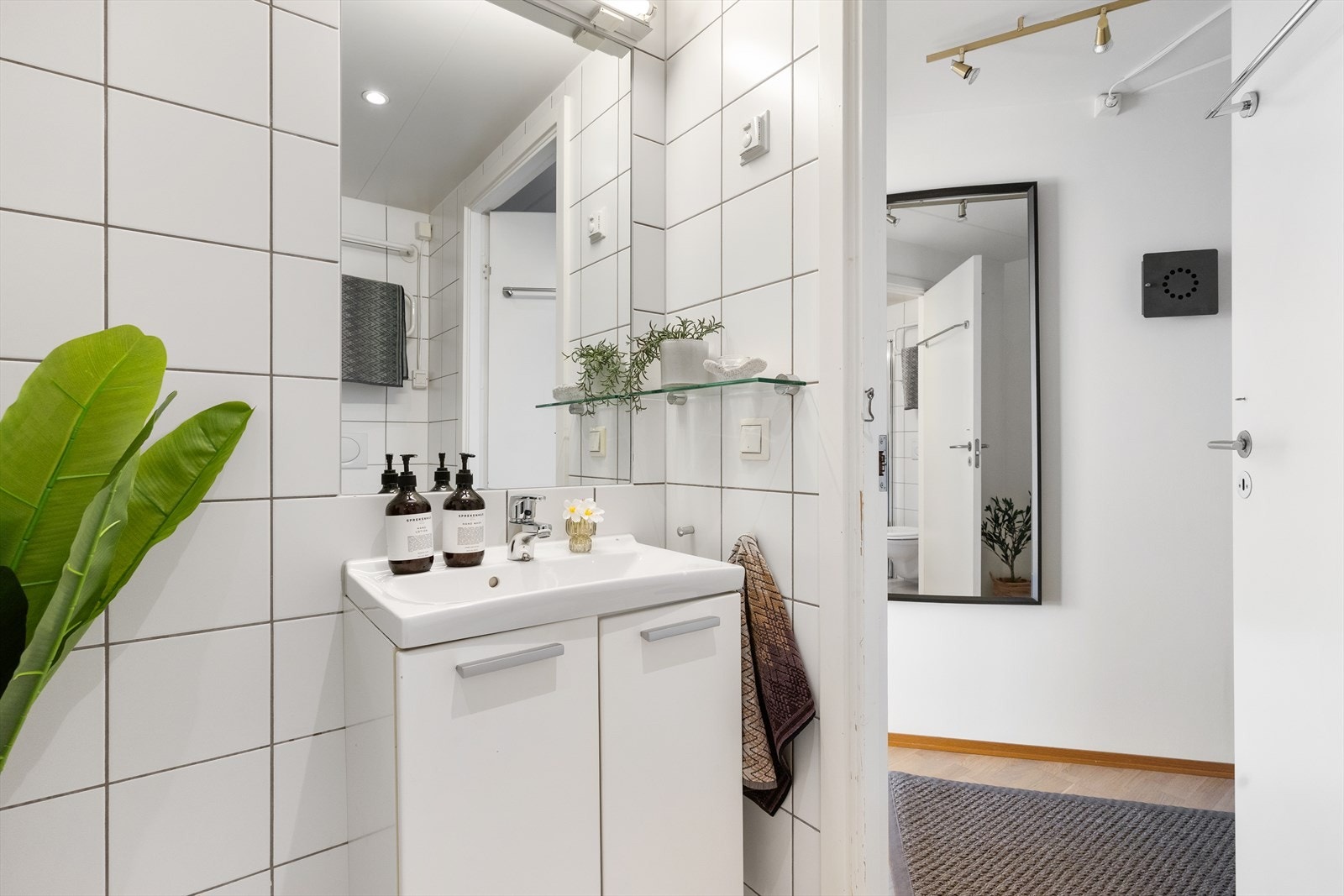 Badet består av WC, servant med ettgreps blandebatteri i innredning og opplegg for vaskemaskin. Galleribilde