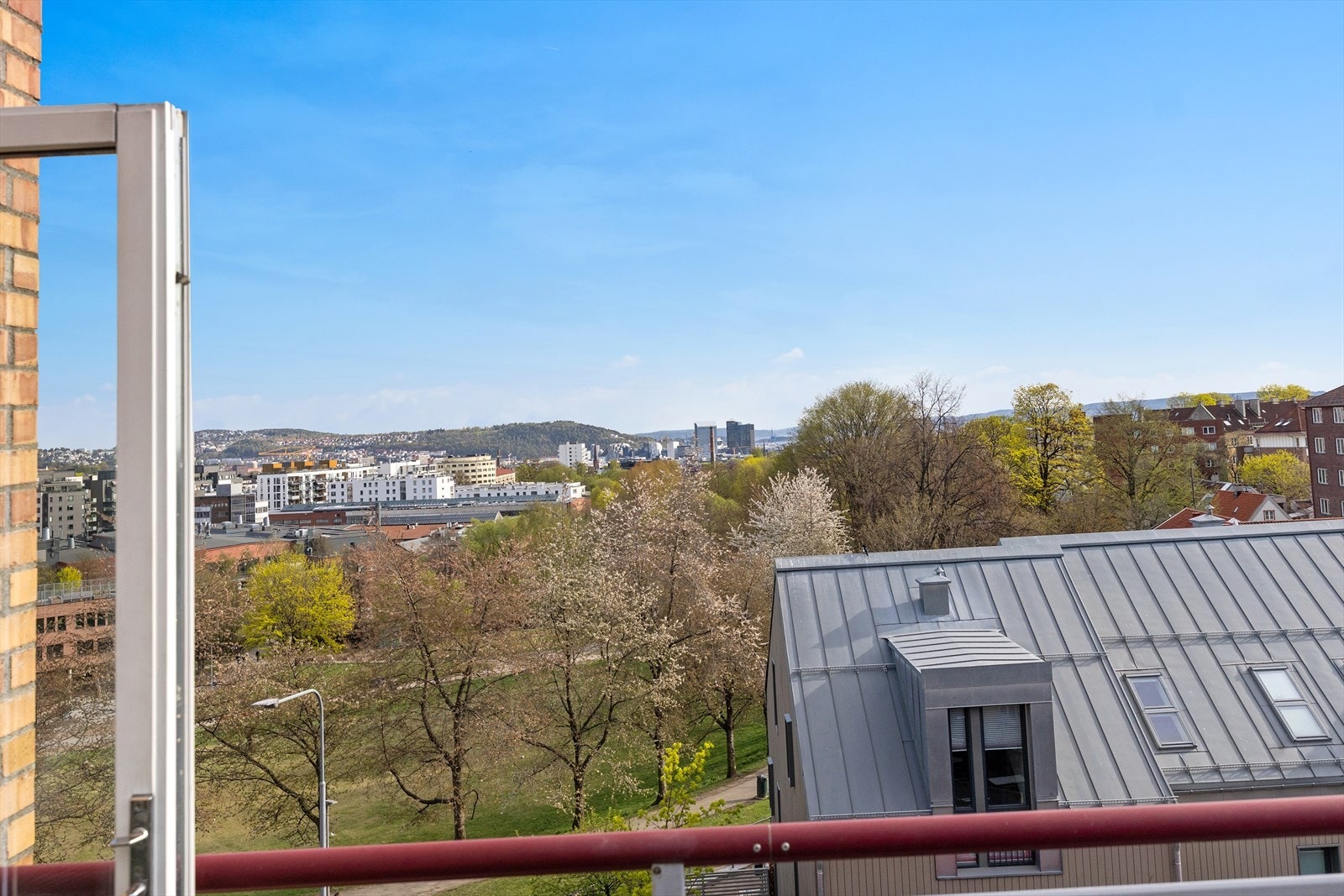 Nydelig og åpen utsikt mot Myrerløkka park og videre mot Oslofjorden. Galleribilde