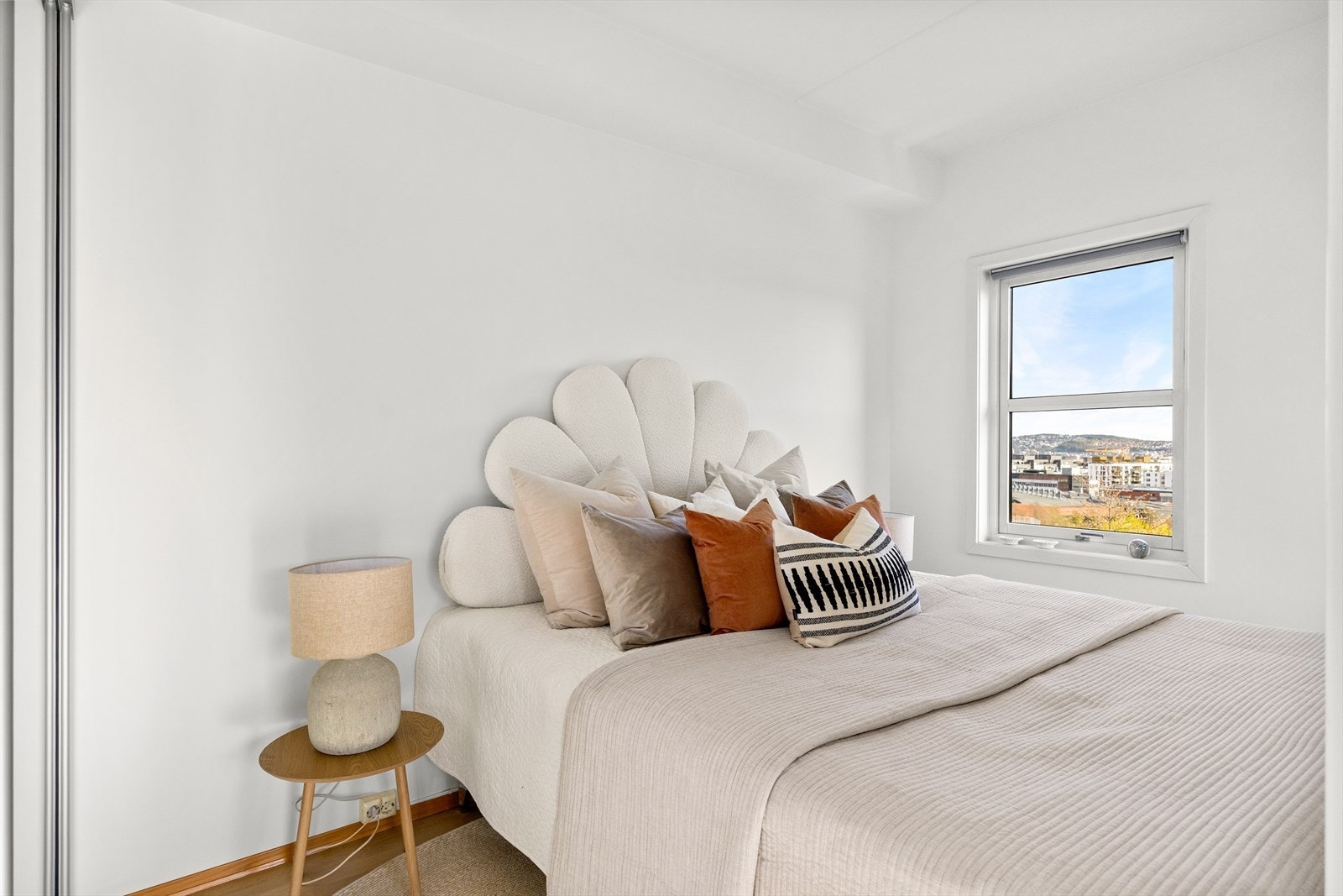 Soverommet er romslig, med plass til dobbeltseng, nattbord og tilhørende møbler. Galleribilde
