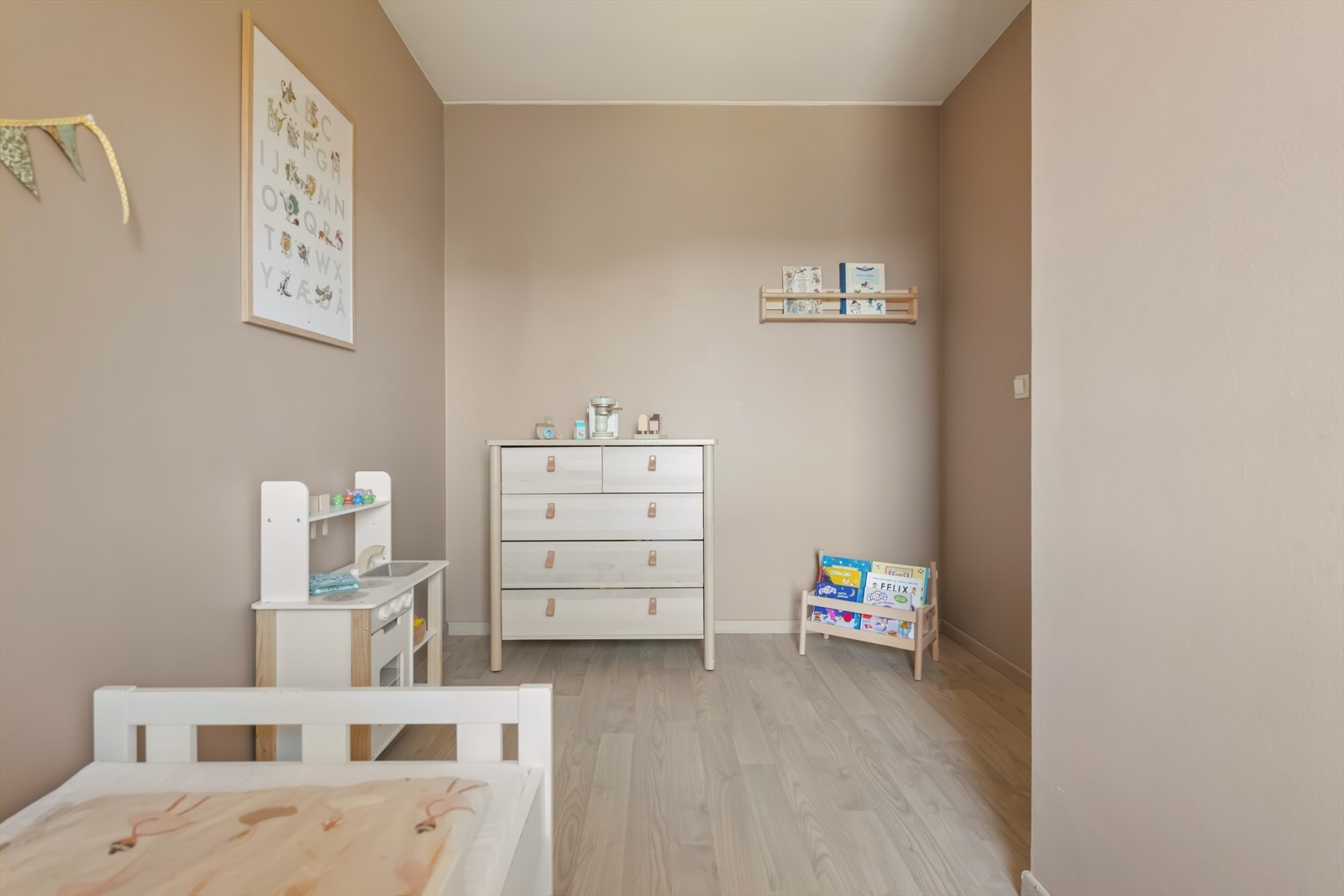 Her er det rikelig med plass til oppbevaringsmøbler eller garderobeskap. Galleribilde