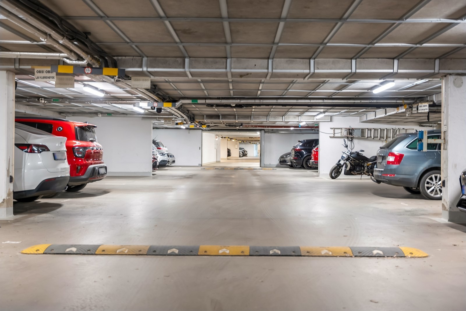 Det medfølger én garasjeplass til leiligheten i garasjeanlegg med elbillader. Galleribilde