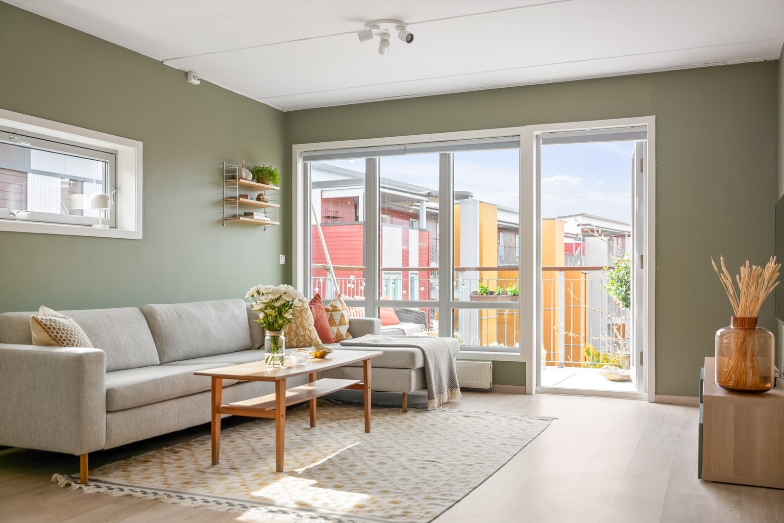 Fra stuen er det utgang til en solrik nordvestvendt balkong på 7 m². Galleribilde