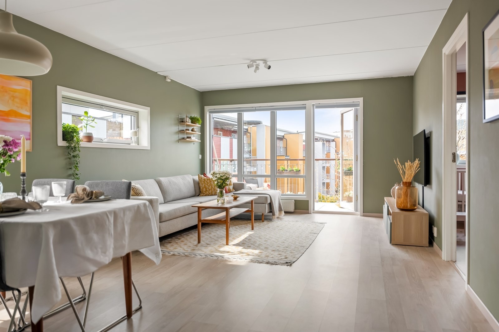 Velkommen inn! Dette er en romslig leilighet som er proppfull av sjarm og god atmosfære. Her er det lett å like seg. Galleribilde