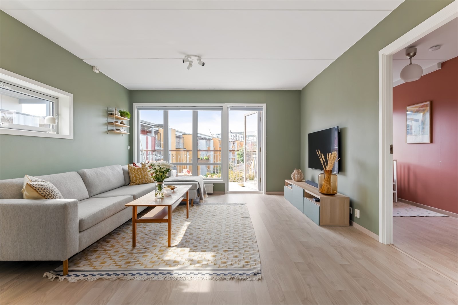 Stuen har glatte malte flater og lys laminat, som gjør det enkelt å innrede etter eget ønske. Galleribilde