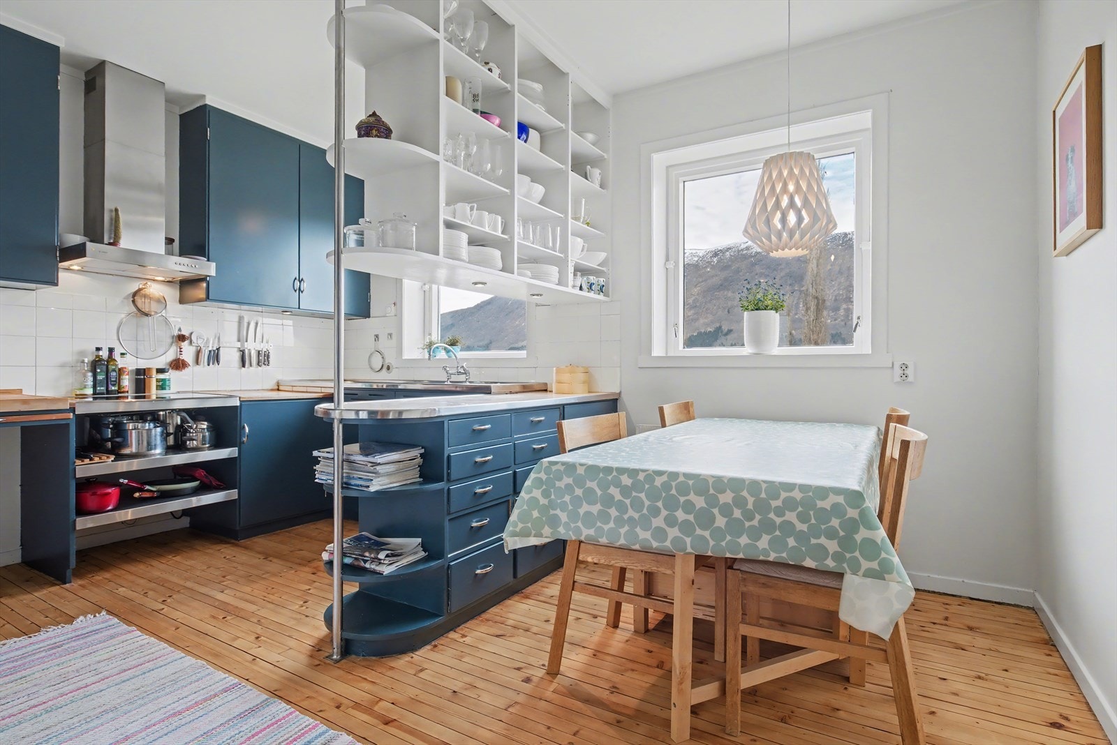 Et åpent kjøkken med plass for frukostbord Galleribilde