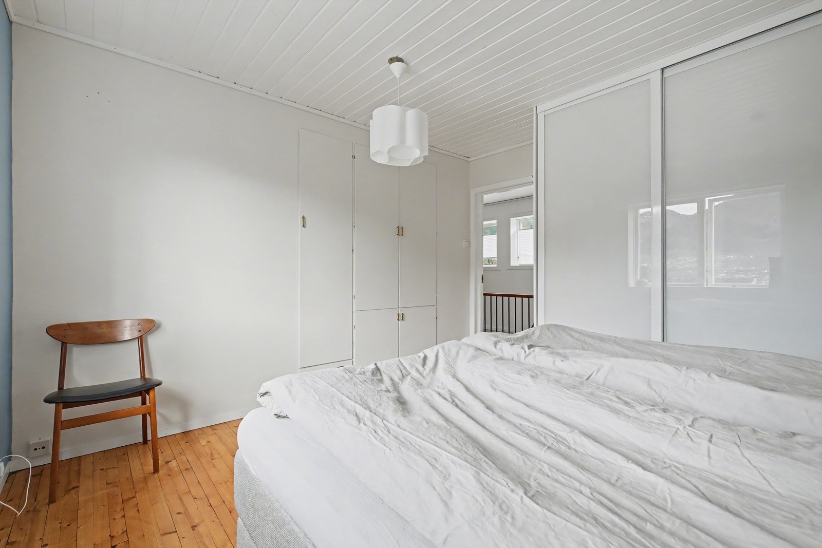 God størrelse på rommet med praktisk skyvedørsgarderobe Galleribilde