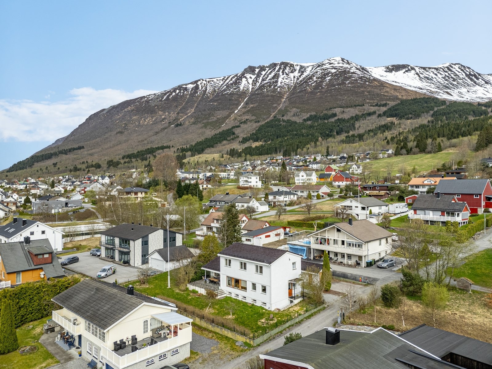 Eiendommen har en fin beliggenhet med kort avstand til det meste Galleribilde