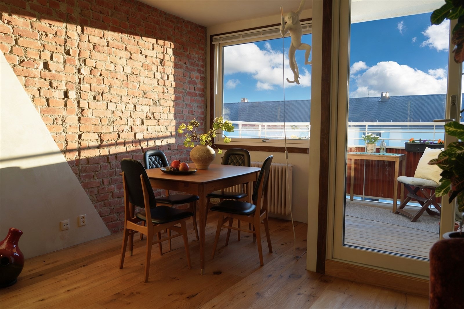 Velkommen til en sjarmerende topp- og endeleilighet i Finnmarkgata 44. Galleribilde