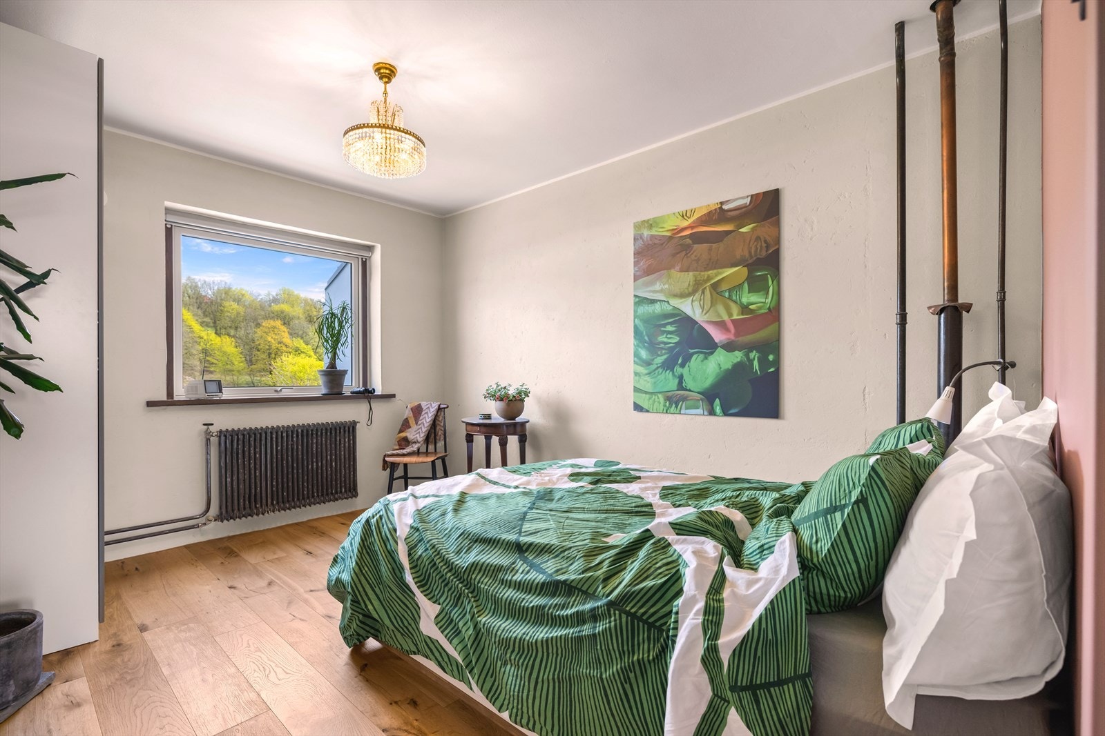 Romslig og lyst soverom med garderobeskap og plass til dobbeltseng. Galleribilde