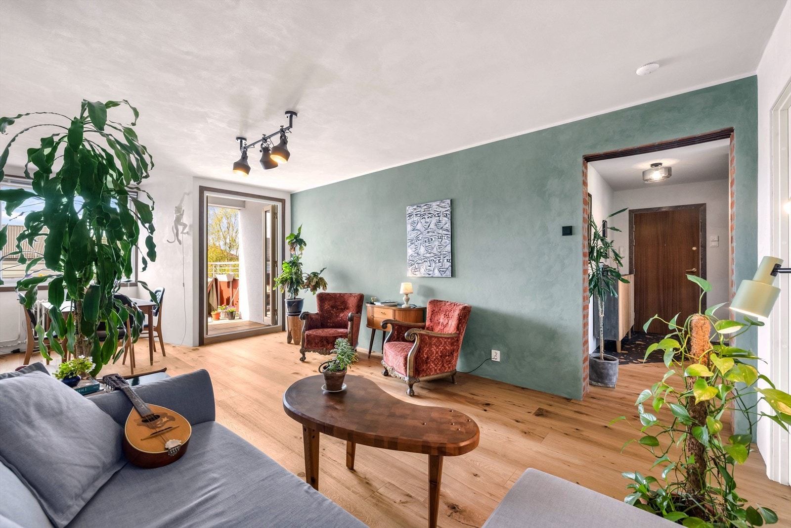 Stuen har god plass til sofa, sittegruppe, og lounge. Galleribilde