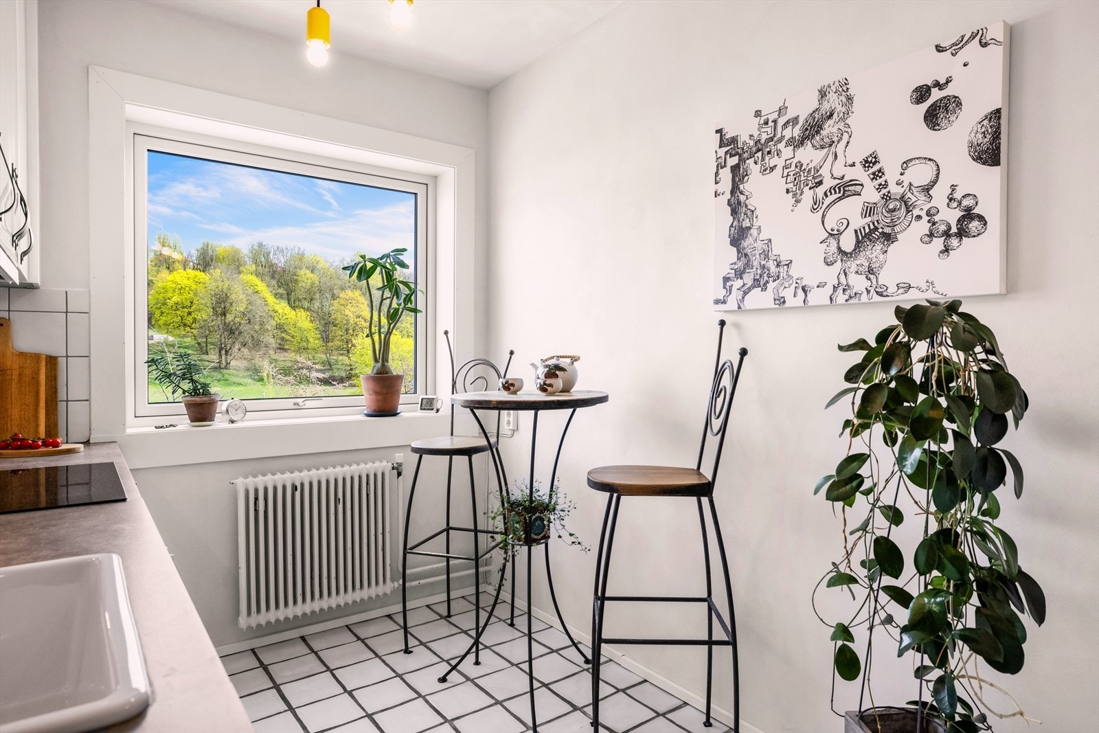 Plass til et lite spisebord ved vinduet. Galleribilde