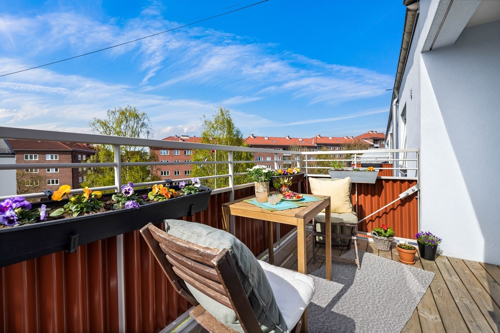 Leiligheten har fin internbeliggenhet øverst i bygget, og byr på solrik balkong, utsikt med lite innsyn, og særpreg innendørs. Galleribilde