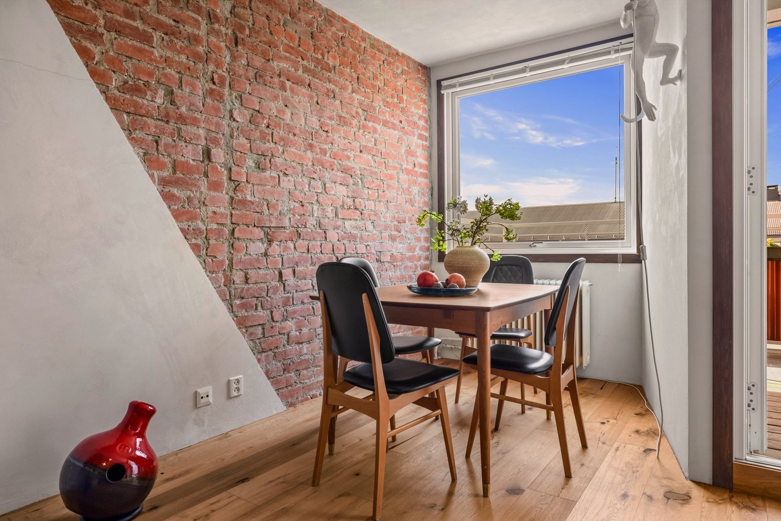 Naturlig plass for møblering av sofa og spisebord. Galleribilde