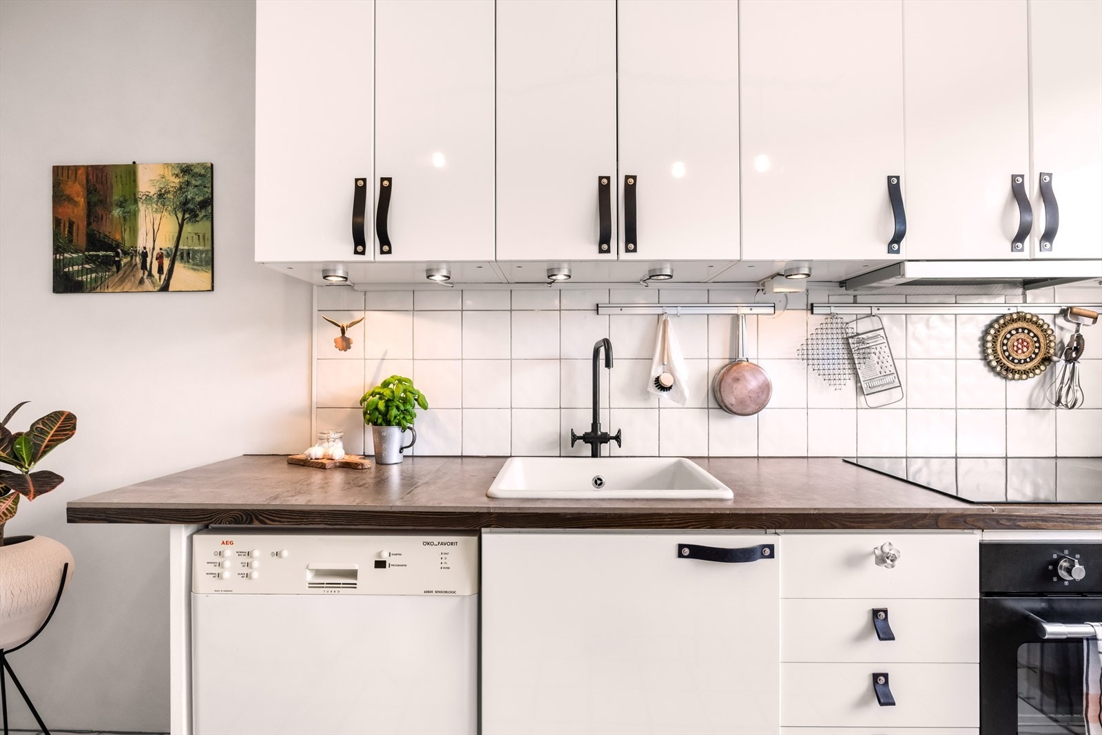 Kjøkkenet har slett innrending og benkeplate med fliser som var ny i 2018. Galleribilde