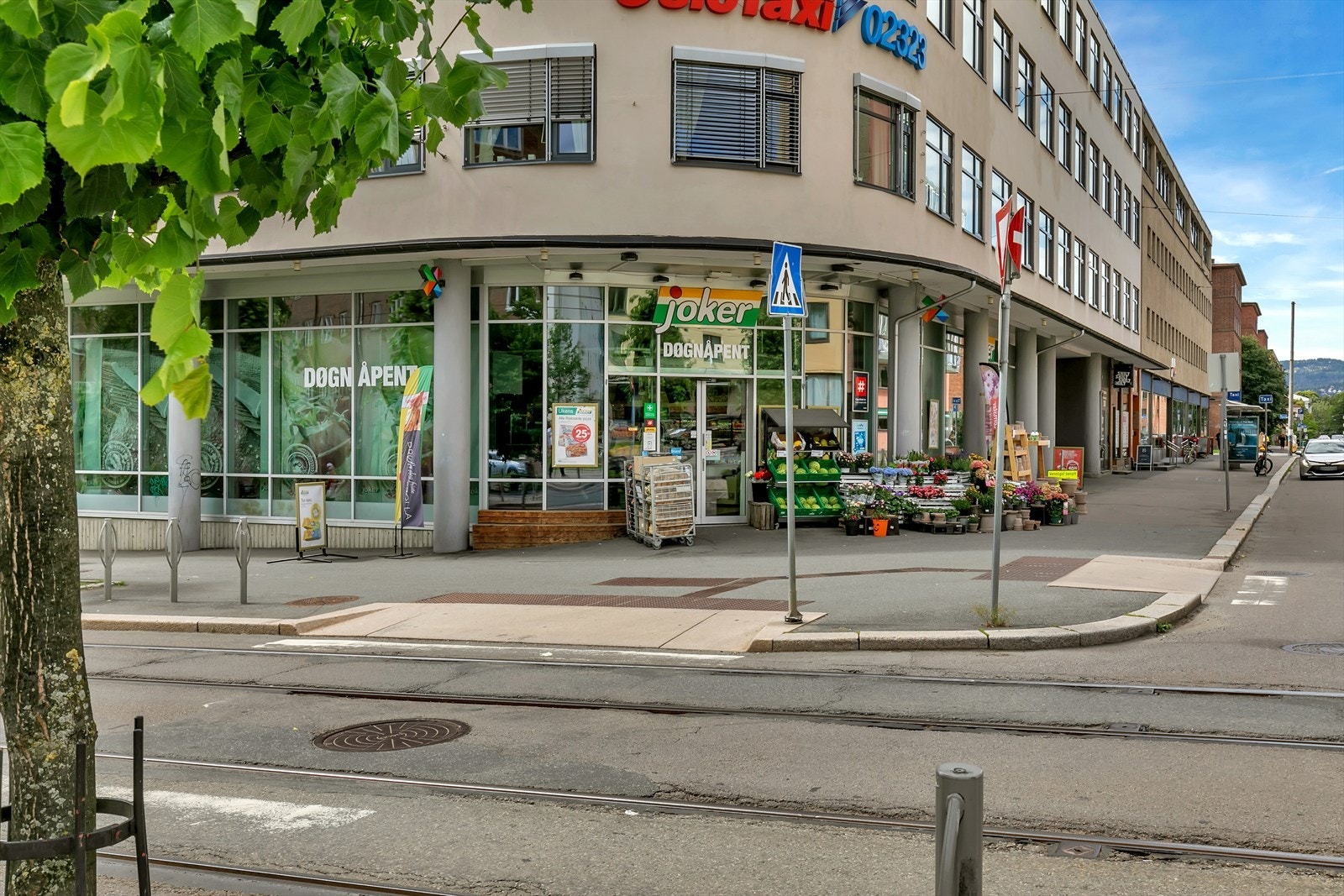 Joker butikk og Fresh Fitness, rett rundt hjørnet. Galleribilde