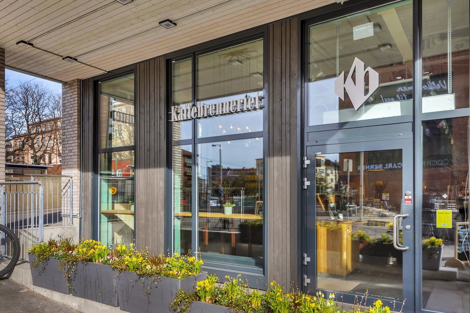 Det er flere populære kaffe- og møtesteder sentralt på Carl Berner. Galleribilde