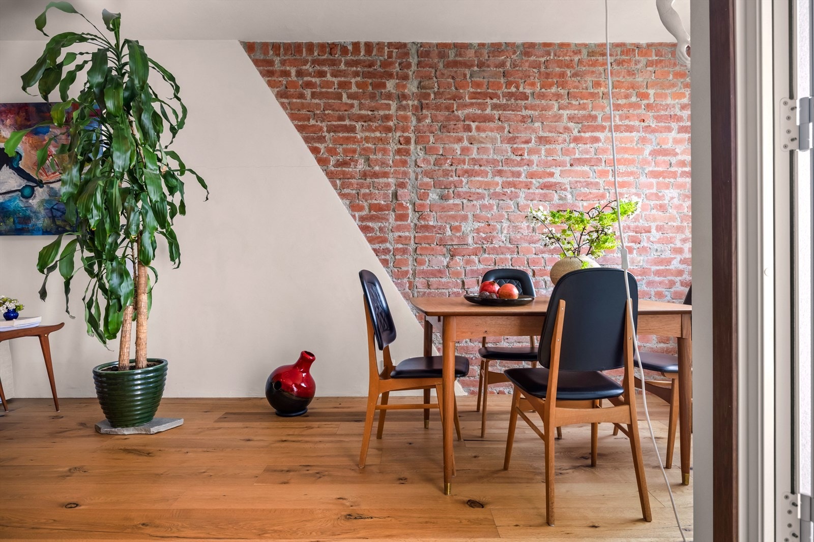 Leiligheten har vannbåren varme via radiatorer som er inkludert i felleskostnader. Galleribilde
