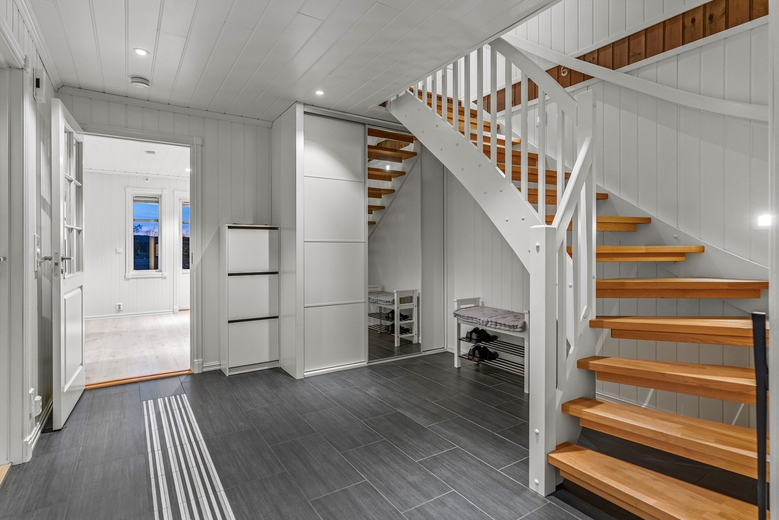 Velkommen inn i en familievennlig og pen enebolig fra 2015 med moderne standard. Galleribilde