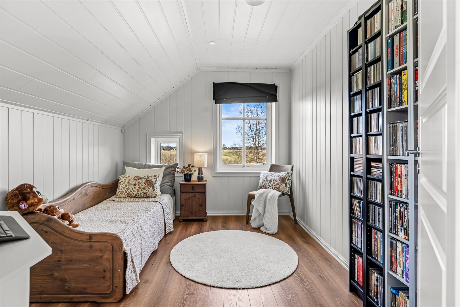 Det er lysmalte vegger, enstavs laminatgulv og downlights i himlingen. Galleribilde