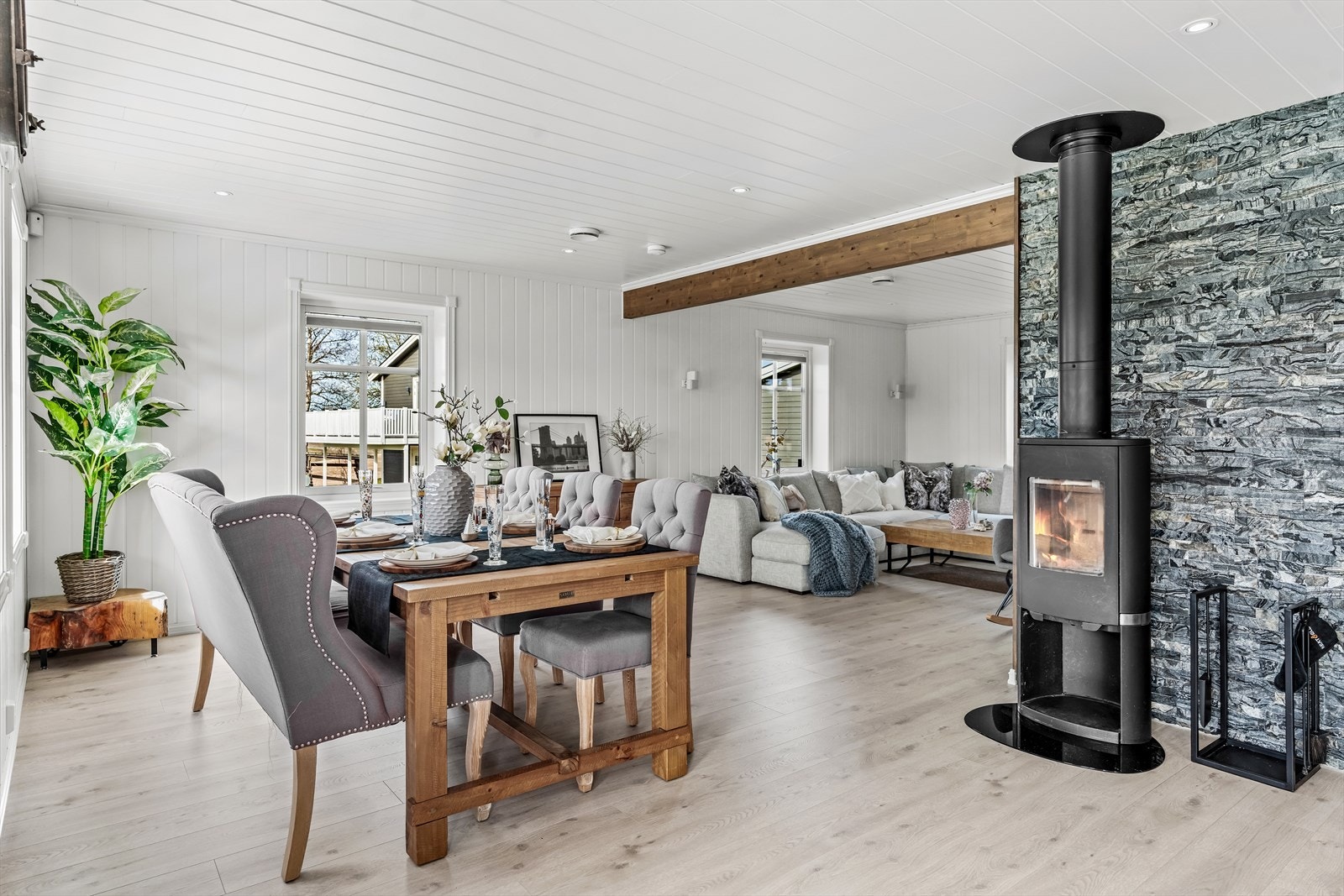 En peisovn gir ekstra hygge og er montert med stålpipe mot steinsatt brannmur. Galleribilde