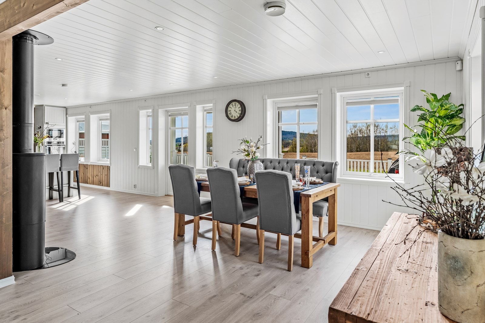 Hele rommet har enstavs laminatgulv, lysmalte panelplater på veggene og hvitmalt himling i panelplater med innfelte downlights. Galleribilde