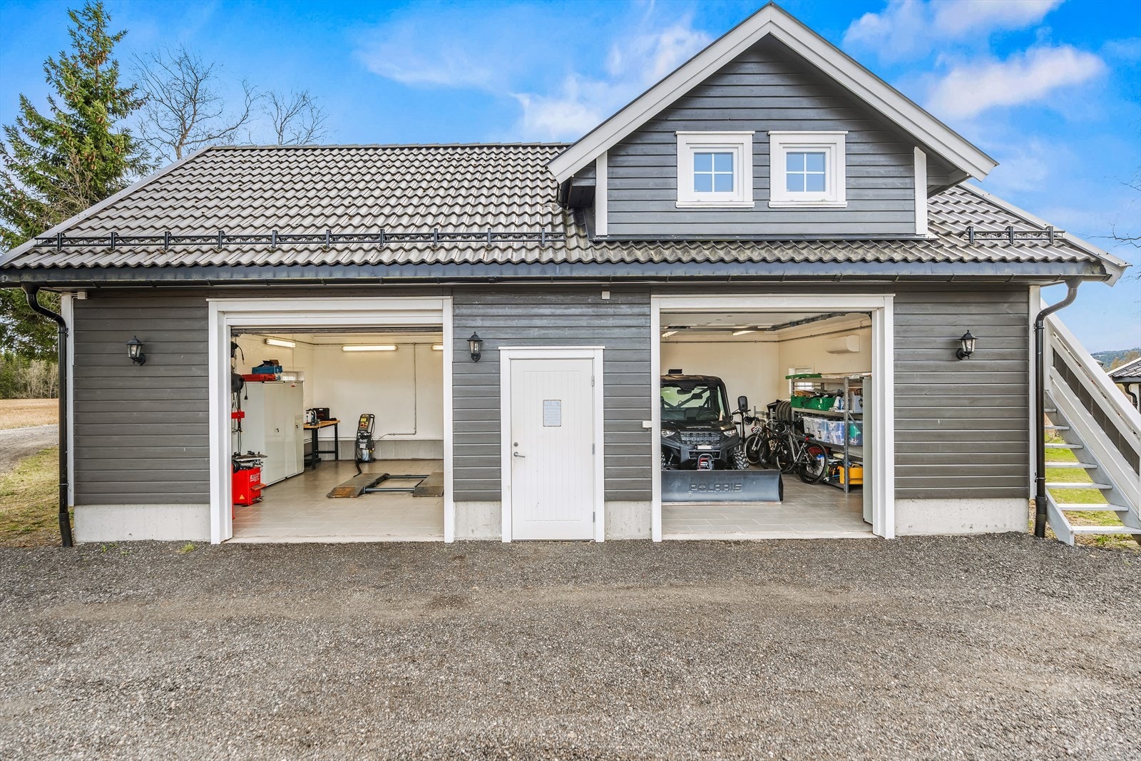 På tomten er det oppført en stor dobbelgarasje fra 2017 med innredet loft, samt en carport på ca. 44 kvm. Galleribilde