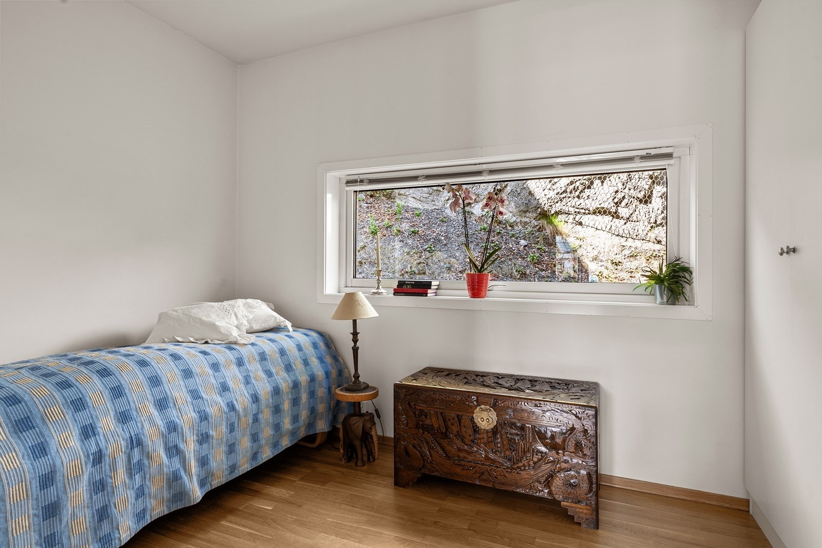 Soverom 2 er romslig med plass til dobbeltseng og gardeobe. Galleribilde