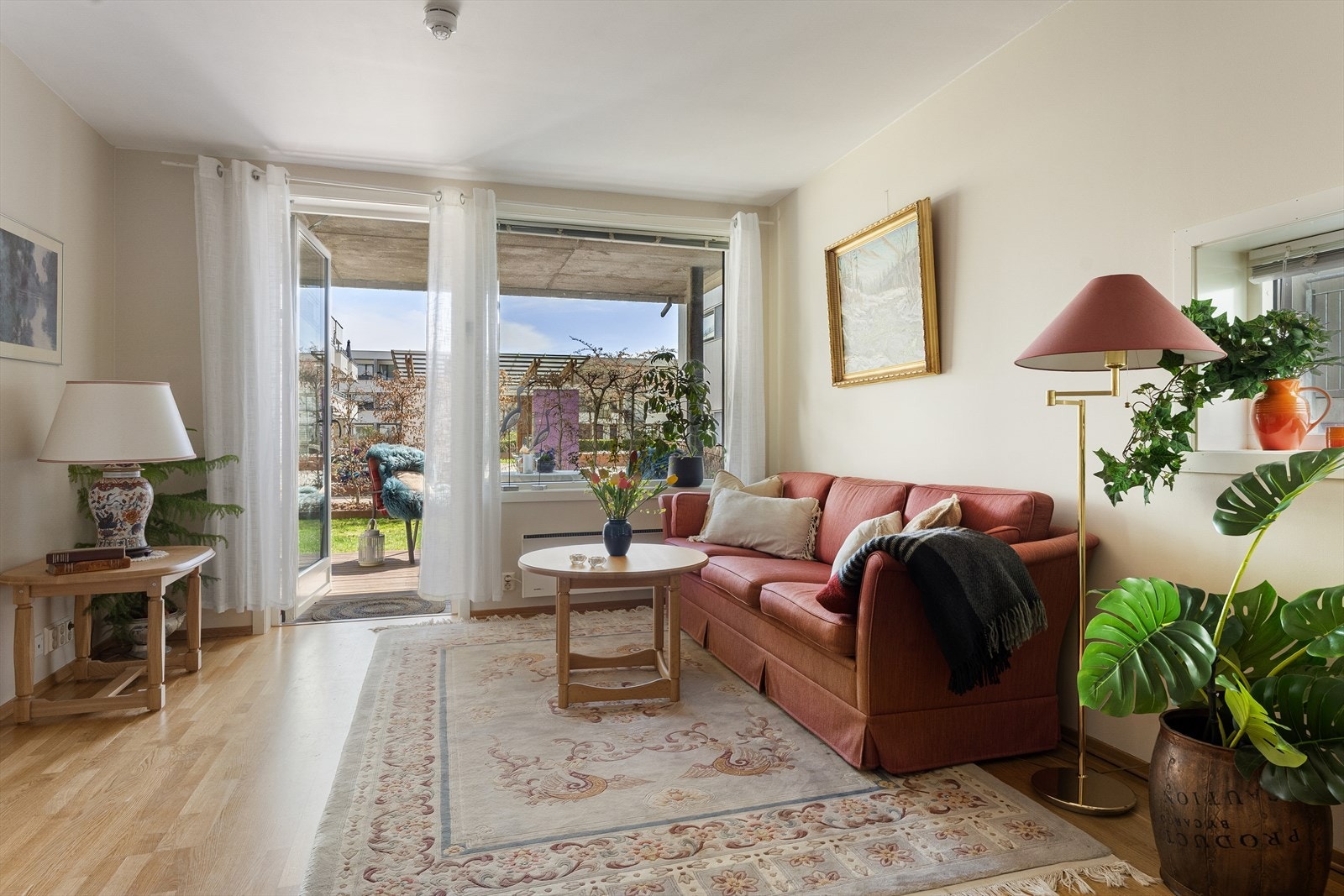 Stuen har plass til sofagruppe med direkte utgang til en herlig markterrasse på ca. 16m². Galleribilde