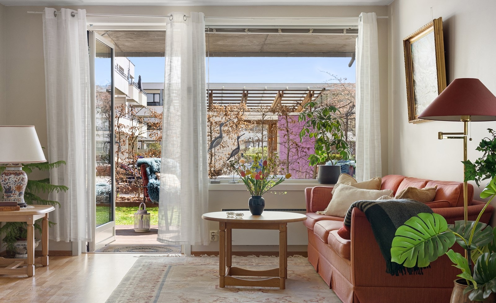 Gjennomgående 4-roms endeleilighet på bakkeplan med en herlig markterrasse, garasjeplass og ekstern bod på ca. 5m². Galleribilde