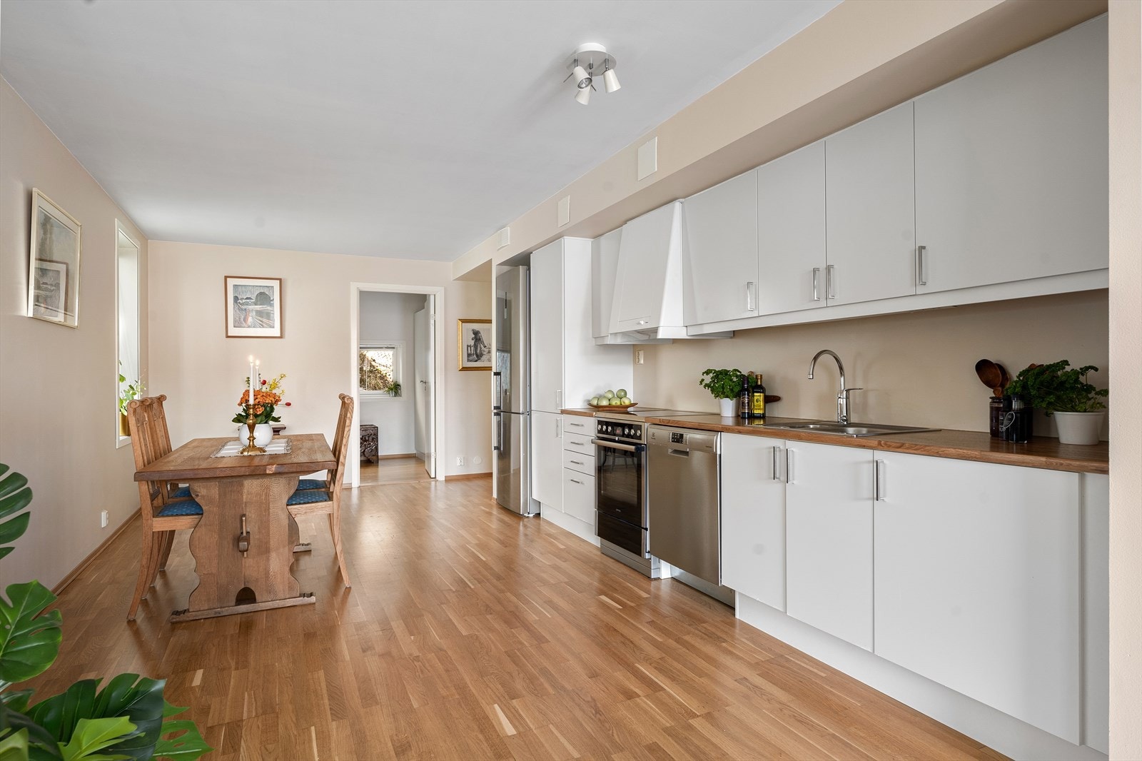Ved kjøkkenet er det plass til et langt spisebord for å kunne samle familien og venner til hyggelige sammenkomster. Galleribilde