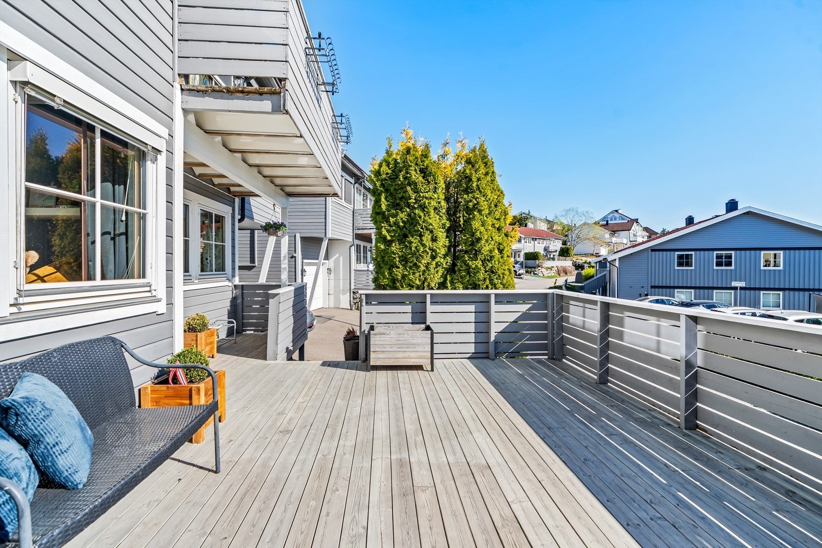 Ved inngangen ønskes man velkommen av en herlig terrasse oppført i 2022. Terrassen er delvis overbygget og har et areal på ca. 29 kvm. Galleribilde