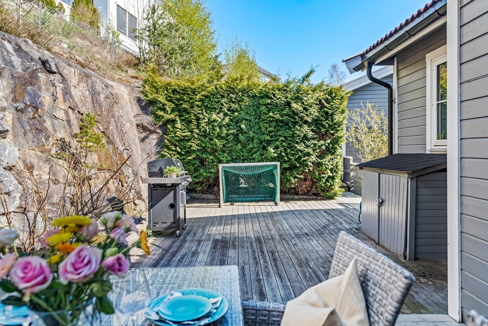 I øverste etasje har boligen en koselig vinterhage med skifergulv og dør til uteområdene. Glassdøren fører ut til en usjenert terrasse på ca. 29 kvm. Galleribilde