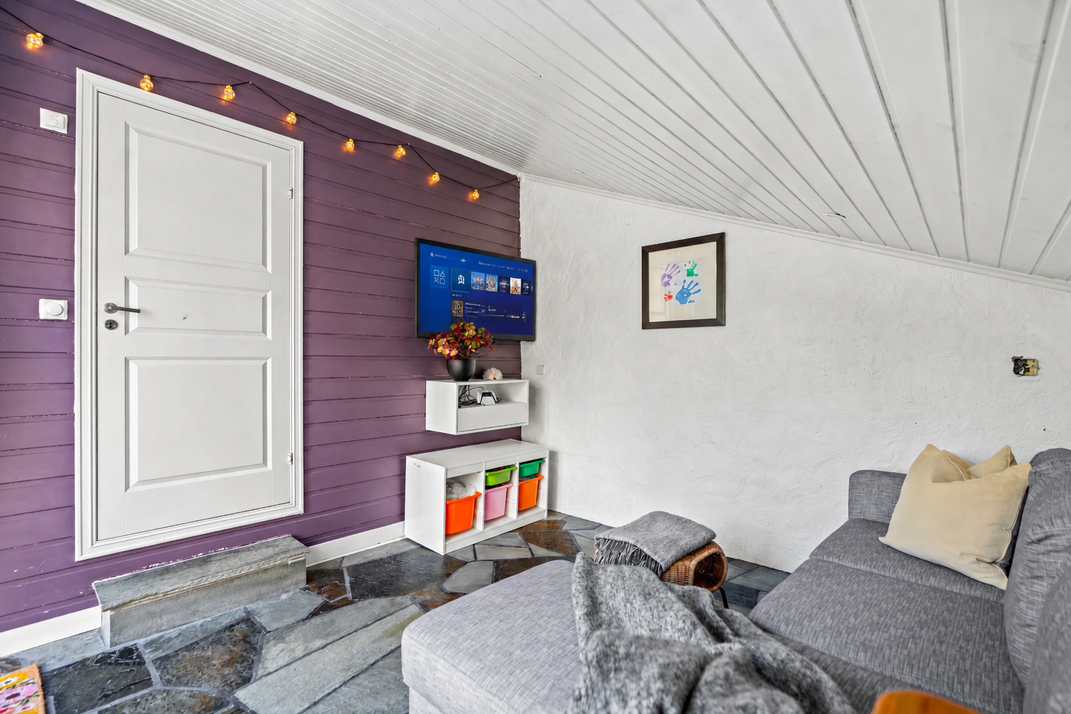 Dette rommet byr på fleksibel bruk - perfekt som tv- og spillstue for barna, en lun spisestue for grillmiddager under tak, eller et herlig sted å samle venner og familie for å nyte sommerens VM! Galleribilde
