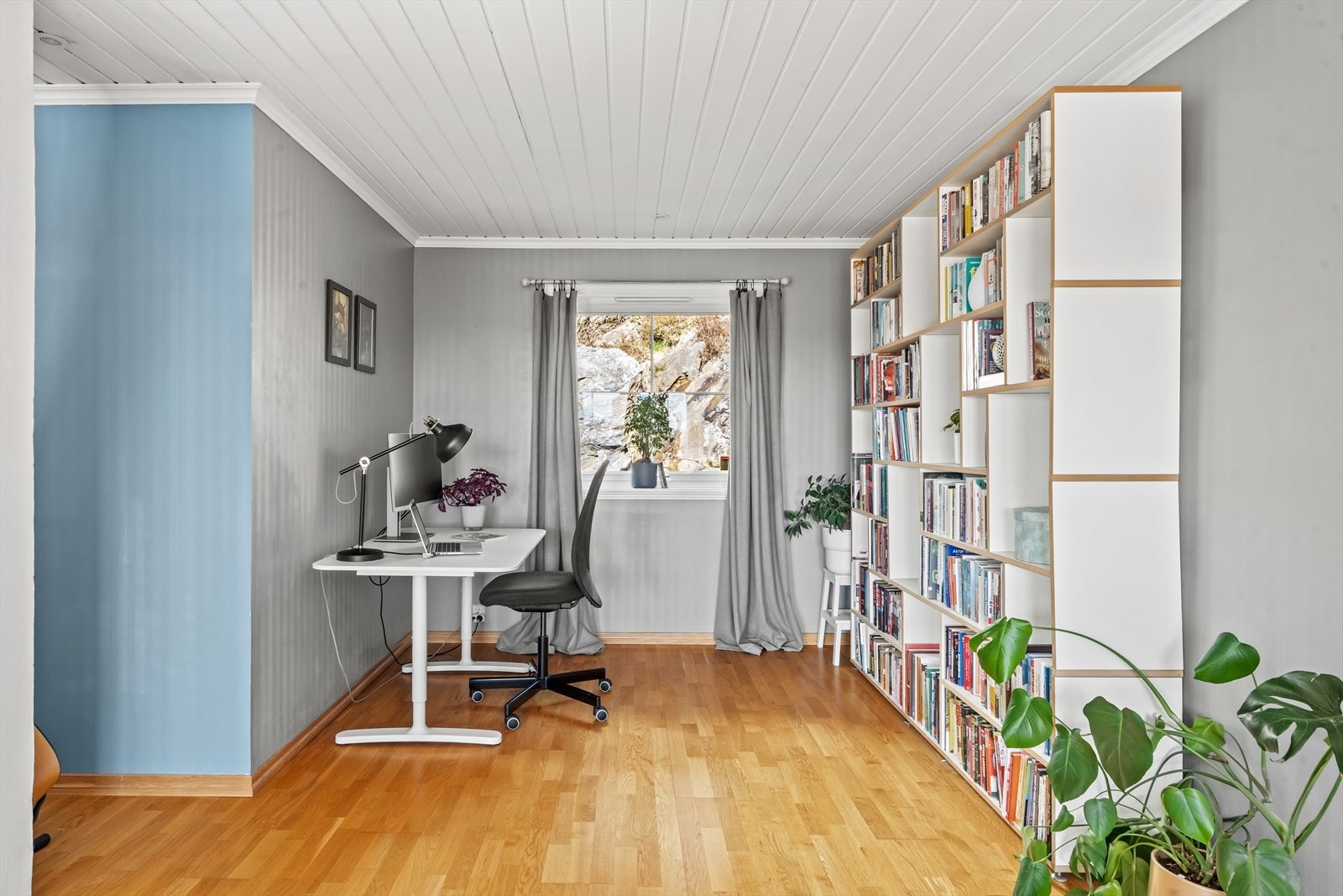Innredet hjemmekontor i en del av stua - også god mulighet til å lage et 4. soverom ved behov. Galleribilde