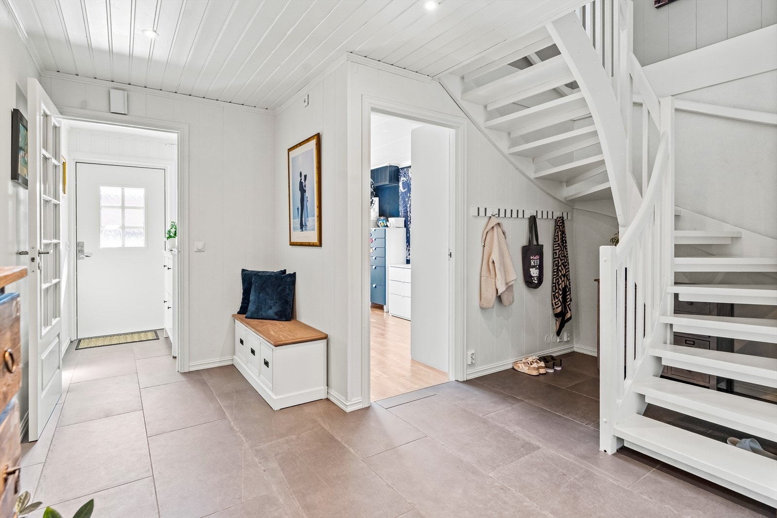 Vel inne ble entreen og en tilliggende gang oppgradert med nytt gulv og nye varmekabler i 2018. Galleribilde