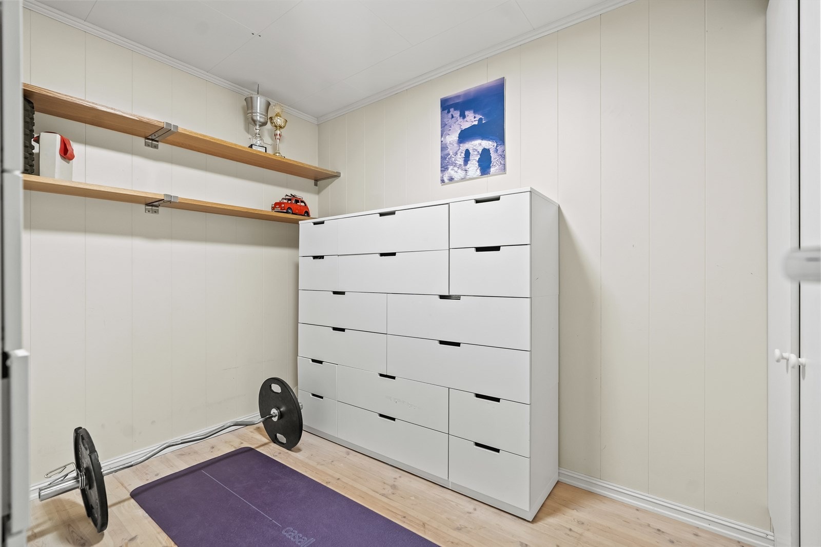 Det er godt med lagringsplass i boligen - både på loftet og i to boder på nederste plan. Galleribilde